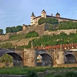 Private Room-Vineyards And City